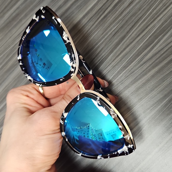 DIFF Polarized Sunglasses With Black/White Frames & Blue Lenses - Picture 10 of 11